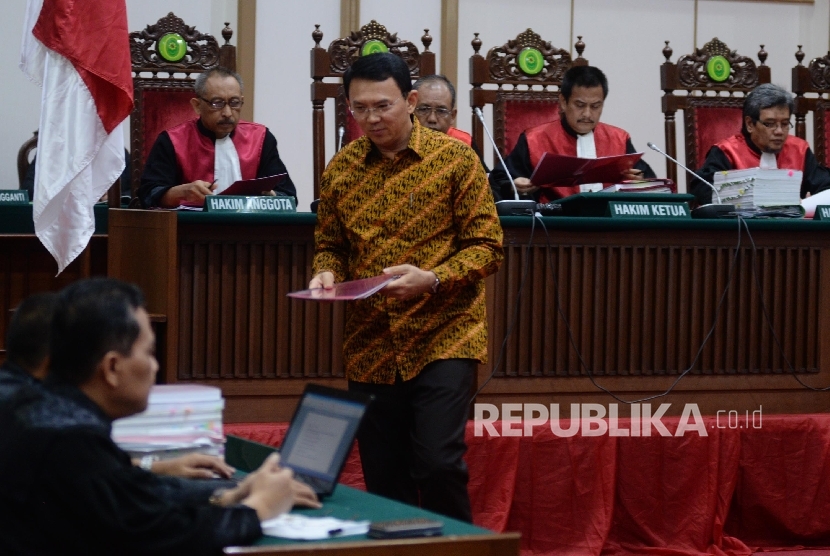 Terdakwa kasus penistaan agama Basuki Tjahaja Purnama atau Ahok menyerahkan nota pembelaaan kepada Jaksa Penuntut Umum (JPU) saat sidang lanjutan di Auditorium Kementerian Pertanian, Jakarta, Selasa (25/4). 