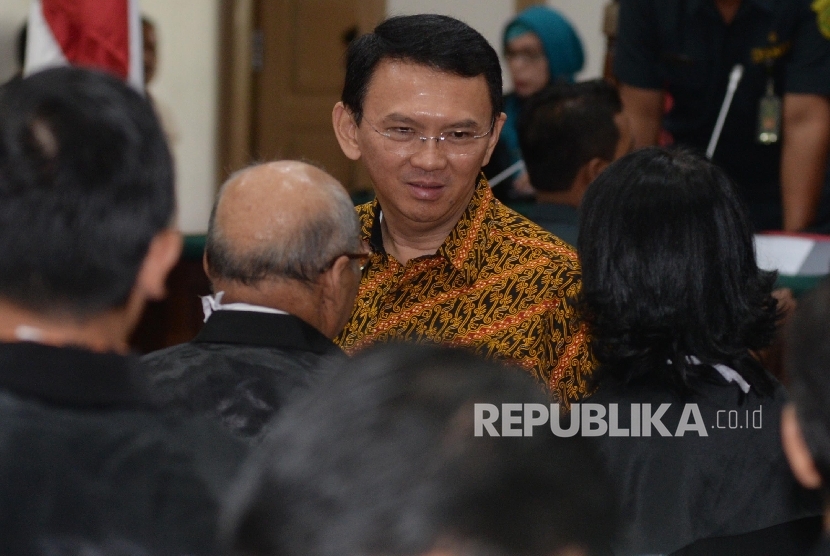  Terdakwa kasus penistaan agama Basuki Tjahaja Purnama atau Ahok seusai menjalani sidang lanjutan di Auditorium Kementerian Pertanian, Jakarta, Selasa (25/4). 