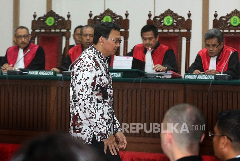 The defendant of alleged religious blasphemy case, Basuki Tjahaja Purnama (Ahok), has entered the court room at the Auditorium of Ministry of Agriculture, Monday (Feb 13). 