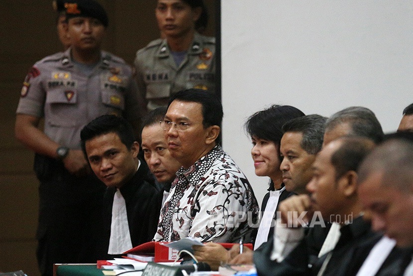 Terdakwa kasus penistaan agama Basuki Tjahaja Purnama atau Ahok bersama tim kuasa hukumnya. 