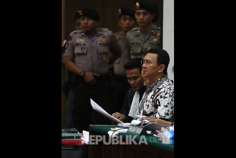 Terdakwa kasus penistaan agama Basuki Tjahaja Purnama atau Ahok menjalani sidang ke-10 di Auditorium Kementerian Pertanian, Jakarta, Senin (13/2). 