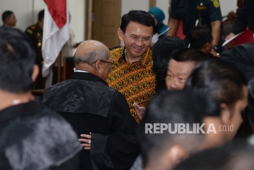 Terdakwa kasus penistaan agama Basuki Tjahaja Purnama atau Ahok seusai menjalani sidang lanjutan di Auditorium Kementerian Pertanian, Jakarta, Selasa (25/4).