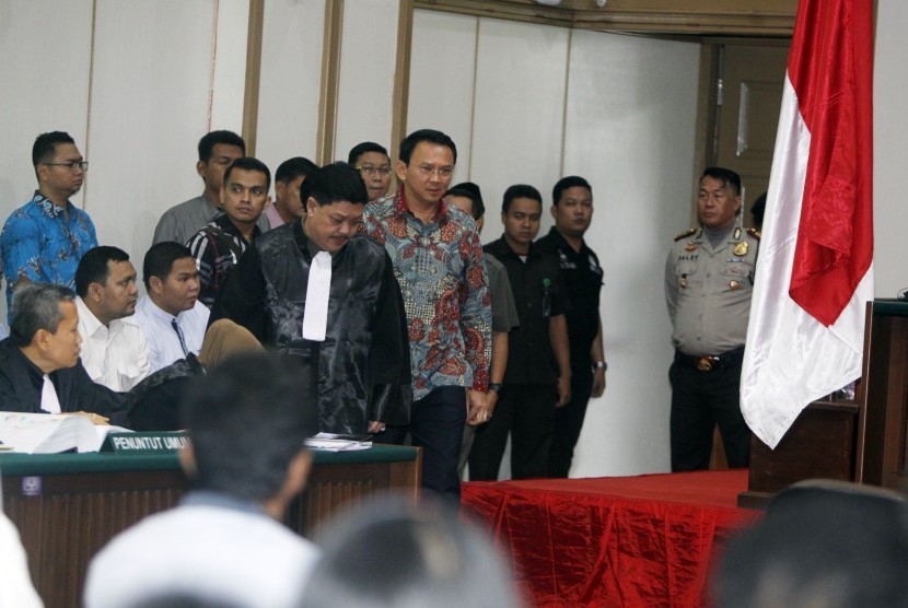 Terdakwa kasus penistaan agama Gubernur DKI Jakarta nonaktif Basuki Tjahaja Purnama atau Ahok menjalani persidangan yang digelar Pengadilan Negeri Jakarta Utara (PN Jakut) di ruang sidang di Auditorium Kementan Jakarta, Selasa (7/2). 