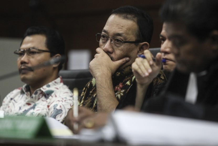 Terdakwa kasus penyuapan oknum di Kejati DKI Jakarta Dandung Pamularno (kiri) dan Sudi Wantoko (tengah) 