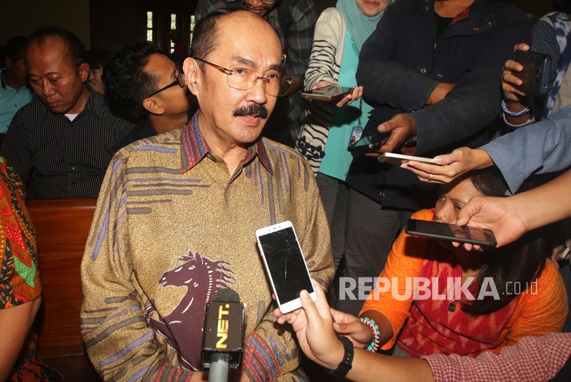 Terdakwa kasus perintangan penyidikan kasus korupsi KTP elektronik, Fredrich Yunadi bersiap mengikuti sidang tuntutan di Pengadilan Tipikor, Jakarta, Kamis (31/5). 