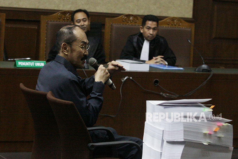 Terdakwa kasus perintangan penyidikan kasus korupsi KTP elektronik Fredrich Yunadi (tengah) saat sidang lanjutan di Pengadilan Tipikor, Jakarta, Jumat (22/6) .