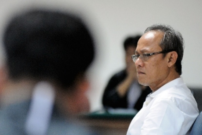 Terdakwa kasus proyek Hambalang Deddy Kusdinar menyimak pembacaan tuntutan dari jaksa penuntut umum (JPU) dalam sidang lanjutan di Pengadilan Tipikor, Jakarta, Selasa (18/2).