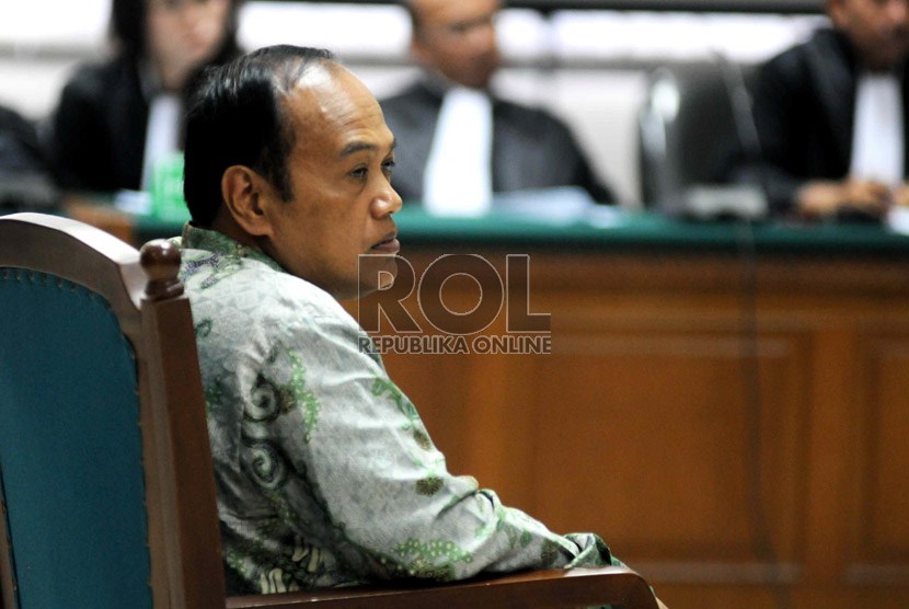   Terdakwa kasus simulator SIM dan pencucian uang, Irjen Pol Djoko Susilo mengikuti sidang pembacaan vonis oleh majelis hakim di Pengadian Tipikor, Jakarta, Selasa (3/9).    (Republika/ Wihdan)