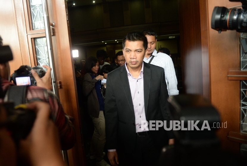 Terdakwa kasus suap anggota DPR Abdul Khoir meninggalkan ruangan sidang usai mengikuti sidang pembacaan tuntutan di Pengadilan Tipikor, Jakarta, Senin (23/5).  (Republika/Wihdan)