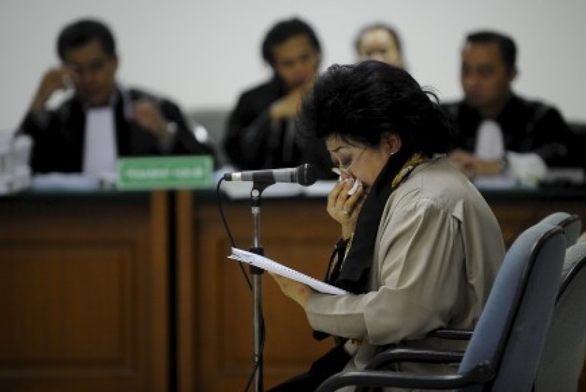 Terdakwa kasus suap Buol, Hartati Murdaya, menyeka air mata saat menjalani sidang lanjutan di Pengadilan Tipikor, Jakarta, Senin (21/1) lalu.