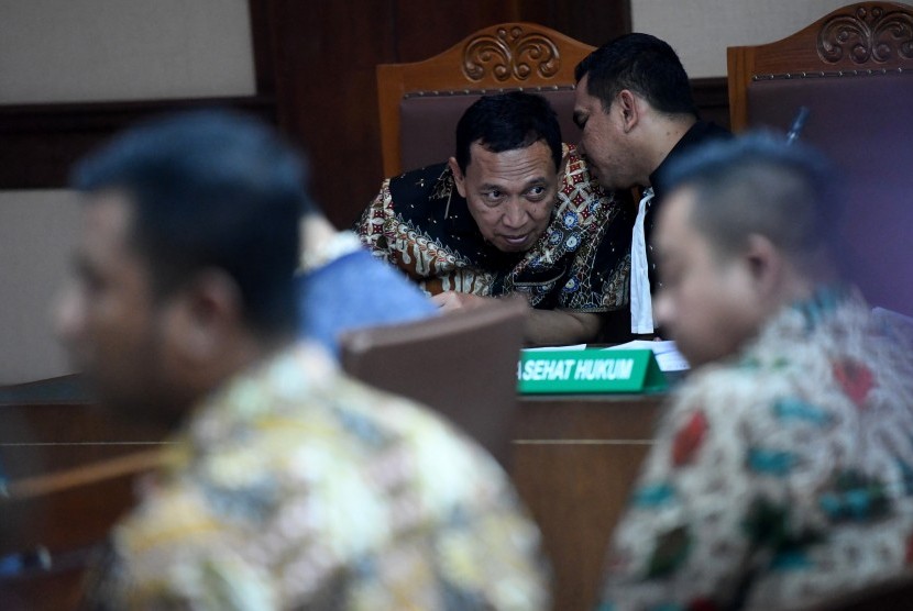 Terdakwa kasus suap dana hibah Komite Olahraga Nasional Indonesia (KONI) Ending Fuad Hamidy (tengah) mengikuti sidang lanjutan di Pengadilan Tipikor, Jakarta, Kamis (25/4/2019).