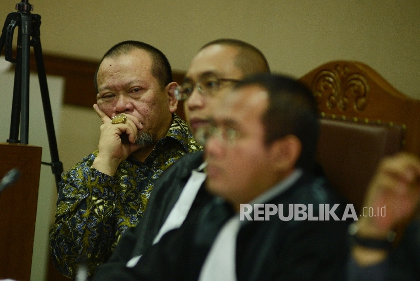 Terdakwa kasus suap dana hibah sekaligus Mantan Ketua Kamar Dagang dan Industri (Kadin) Jawa Timur La Nyalla Mahmud Mattalitti (kiri) menjalani sidang dengan agenda mendengarkan keterangan saksi di Pengadilan Tindak Pidana Korupsi (Tipikor), Jakarta, Rabu 