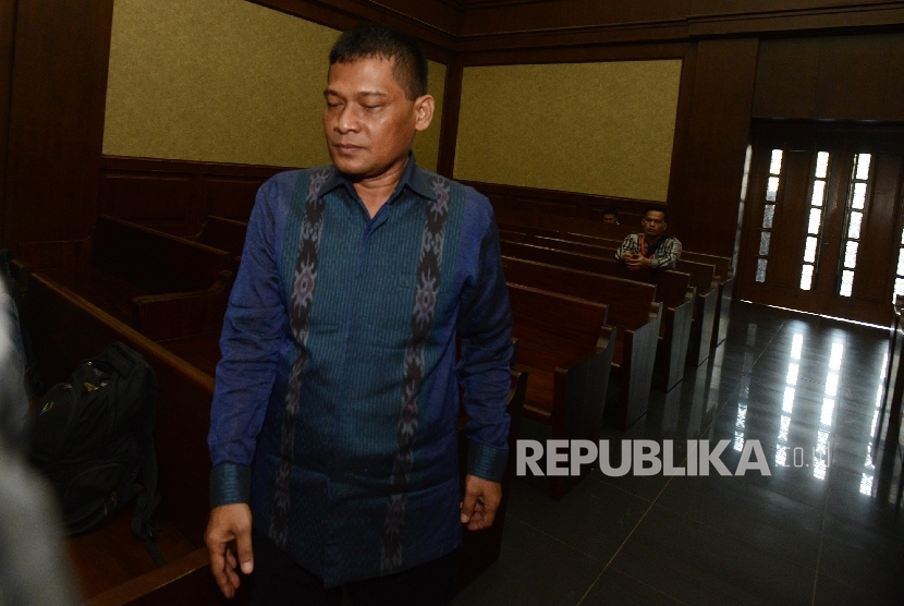  Terdakwa kasus suap di Pengadilan Jakarta Utara, Rohadi memasuki ruangan untuk menjalani sidang dengan agenda pembacaan tuntutan di Pengadilan Tindak Pidana Korupsi (Tipikor), Jakarta, Kamis (17/11). 