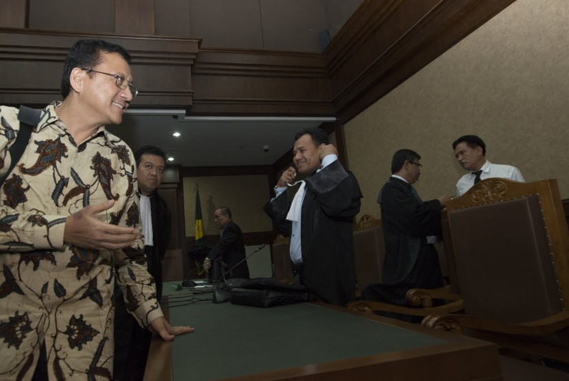 Terdakwa kasus suap distribusi kuota gula impor di Sumatera Barat (Sumbar) Irman Gusman (kiri) berjalan usai menjalani sidang eksepsi di Pengadilan Tipikor, Jakarta, Selasa (15/11). 