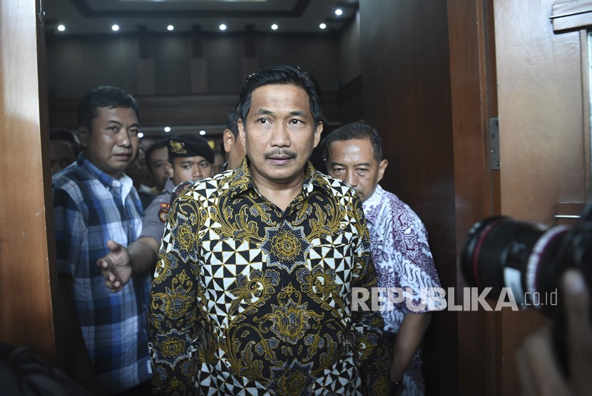 Terdakwa kasus suap distribusi pupuk Bowo Sidik Pangarso (tengah) berjalan meninggalkan ruangan sidang usai menjalani sidang putusan di Pengadilan Tipikor, Jakarta, Rabu (4/12/2019).