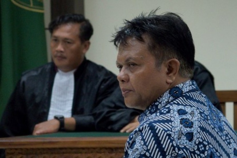 Terdakwa kasus suap gugatan praperadilan tentang penetapan tersangka Bupati Jepara Ahmad Marzuqi, Hakim nonaktif Pengadilan Negeri Semarang Lasito (kanan)  