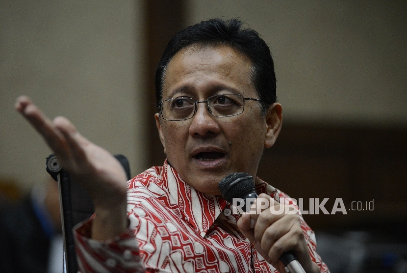 Terdakwa kasus suap gula impor Irman Gusman menjawab pertanyaan hakim saat menjalani sidang lanjutan di Pengadilan Tipikor, Jakarta, Rabu (25/1).