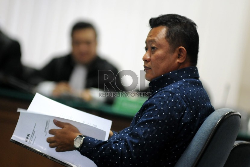 Terdakwa kasus suap hak guna lahan kelapa sawit yang juga mantan Bupati Buol Amran Batalipu mengikuti sidang perdana kasusnya di Pengadilan Tipikor, Jakarta, Kamis (25/10).  (Aditya Pradana Putra/Republika)