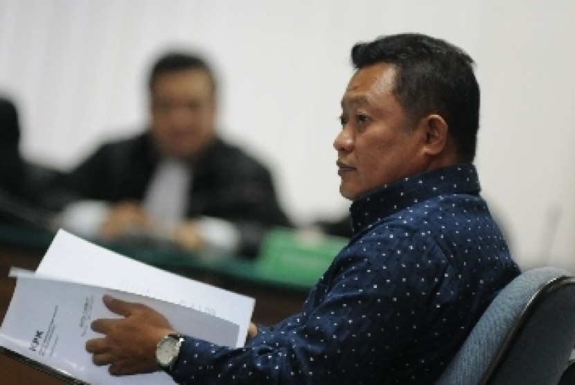 Terdakwa kasus suap hak guna lahan kelapa sawit yang juga mantan Bupati Buol, Amran Batalipu, mengikuti sidang perdana kasusnya di Pengadilan Tindak Pidana Korupsi (Tipikor), Jakarta, Kamis (25/10).