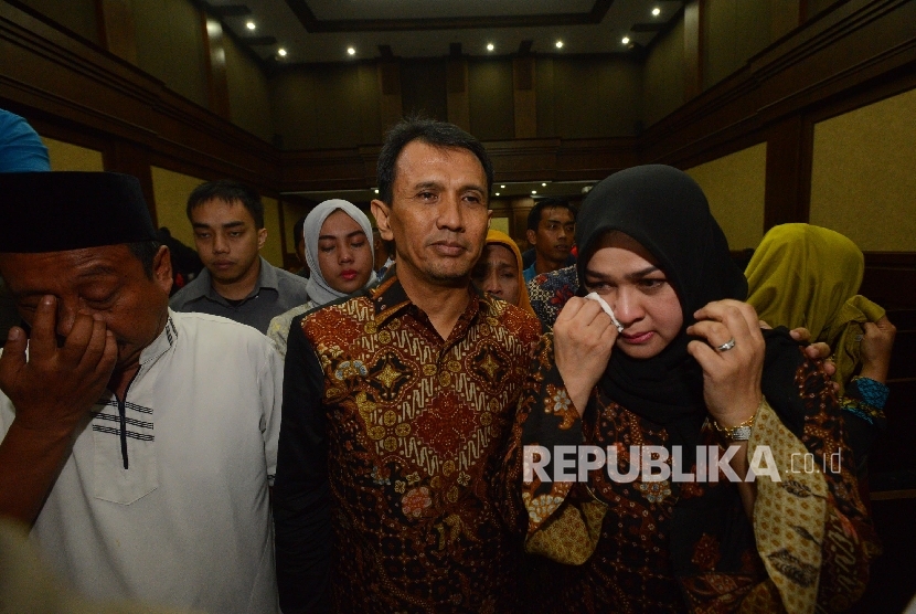 Terdakwa kasus suap Hakim dan Panitera PTUN Medan Gatot Pujo Nugroho (tengah) dan Evy Susanti (kanan) berjalan meninggalkan ruang pengadilan usai menjalani sidang putusan di Pengadilan Tipikor, Jakarta, Senin (14/3). (Republika/Raisan Al Farisi)