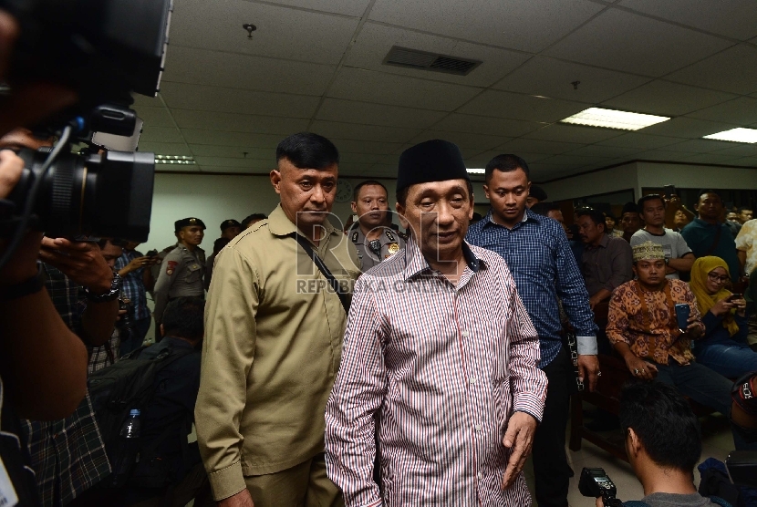 Terdakwa kasus suap jual beli gas alam Bangkalan Fuad Amin memasuki ruang sidang untuk menjalani sidang dengan agenda pembacaan vonis di Pengadilan Tipikor, Jakarta, Kamis (15/10).  (Republika/Raisan Al Farisi)
