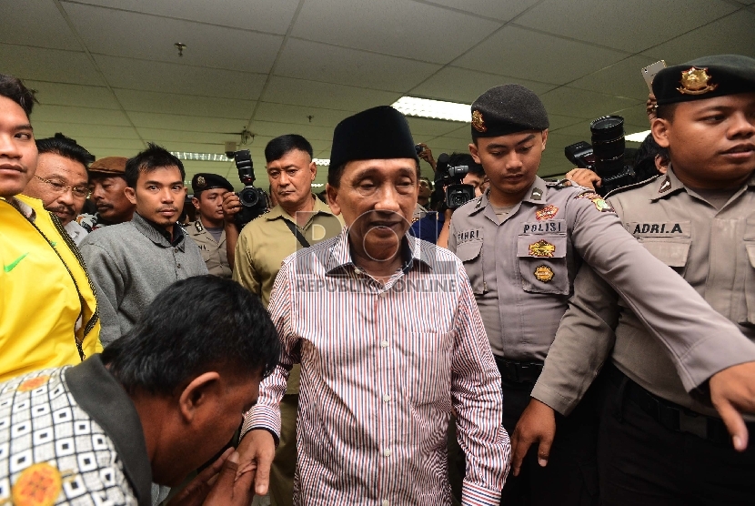 Terdakwa kasus suap jual beli gas alam Bangkalan Fuad Amin keluar dari ruangan setelah menghadiri sidang dengan agenda pembacaan vonis di Pengadilan Tipikor, Jakarta, Kamis (15/10). (Republika/Raisan Al Farisi)