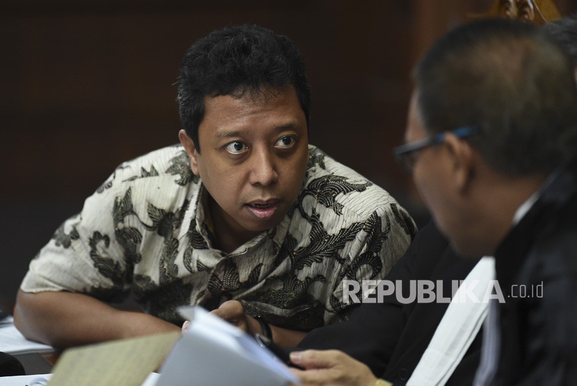 Terdakwa kasus suap jual beli jabatan di lingkungan Kementerian Agama Romahurmuziy (kiri) berbincang dengan kuasa hukumnya saat menjalani sidang lanjutan di Pengadilan Tipikor, Jakarta, Rabu (27/11/2019). 