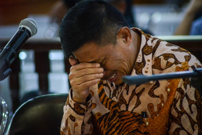 Terdakwa kasus suap jual beli jabatan di Pemkab Cirebon, Sunjaya Purwadisastra menangis saat menjalani sidang vonis di Pengadilan Tipikor, Bandung, Jawa Barat, Rabu (22/5/2019). 
