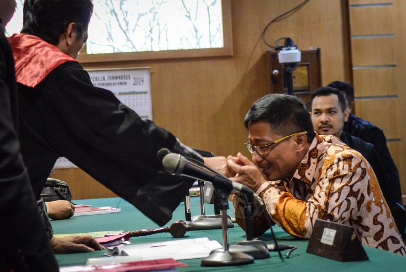 Terdakwa kasus suap jual beli jabatan di Pemkab Cirebon, Sunjaya Purwadisastra mencium tangan Hakim seusai menjalani sidang vonis di Pengadilan Tipikor, Bandung, Jawa Barat, Rabu (22/5/2019). 