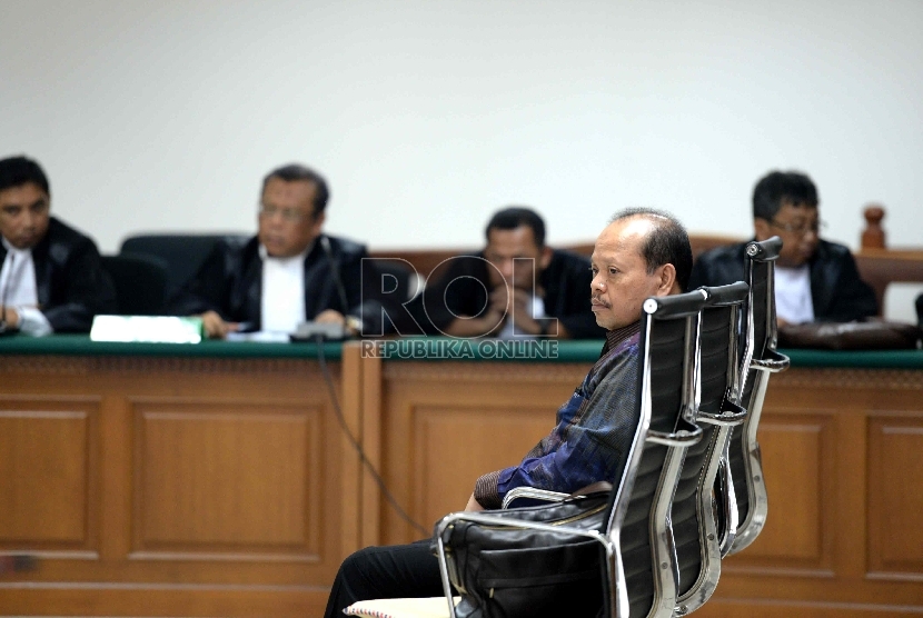 Terdakwa kasus suap Kementrian ESDM dan SKK Migas Sutan Bhatoegana mengikuti sidang dengan agenda putusan sela di Pengadilan Tindak Pidana Korupsi, Jakarta, Senin (27/4). (Republika/ Wihdan)