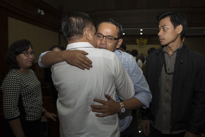 Terdakwa kasus suap kepada pejabat Badan Keamanan Laut (Bakamla) Fahmi Darmawansyah (kedua kanan) berpelukan dengan terdakwa korupsi pengadaan monitoring satelit di Bakamla Eko Susilo Hadi (kedua kiri) usai menjalani sidang dengan agenda pemeriksaan terdakwa di Pengadilan Tipikor, Jakarta, Rabu (3/5).