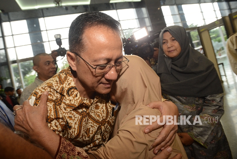 Terdakwa kasus suap kuota distribusi gula impor Irman Gusman memeluk kerabatnya