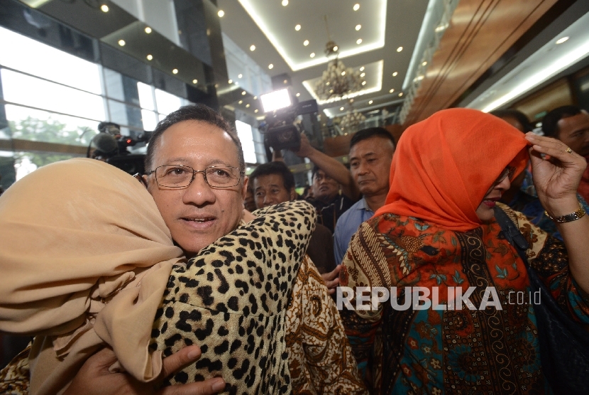 Terdakwa kasus suap kuota distribusi gula impor Irman Gusman memeluk kerabatnya seusai menjalani sidang dengan agenda pembacaan putusan di Pengadilan Tindak Pidana Korupsi (Tipikor), Jakarta, Senin (20/2). 