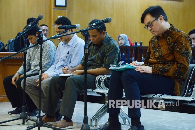 Terdakwa kasus suap Meikarta Billy Sindoro (kanan) bersama terdakwa lainnya menjalani sidang tuntutan di Pengadilan Tipikor Bandung, Jl LRE Martadinata, Kota Bandung, Kamis (21/2).