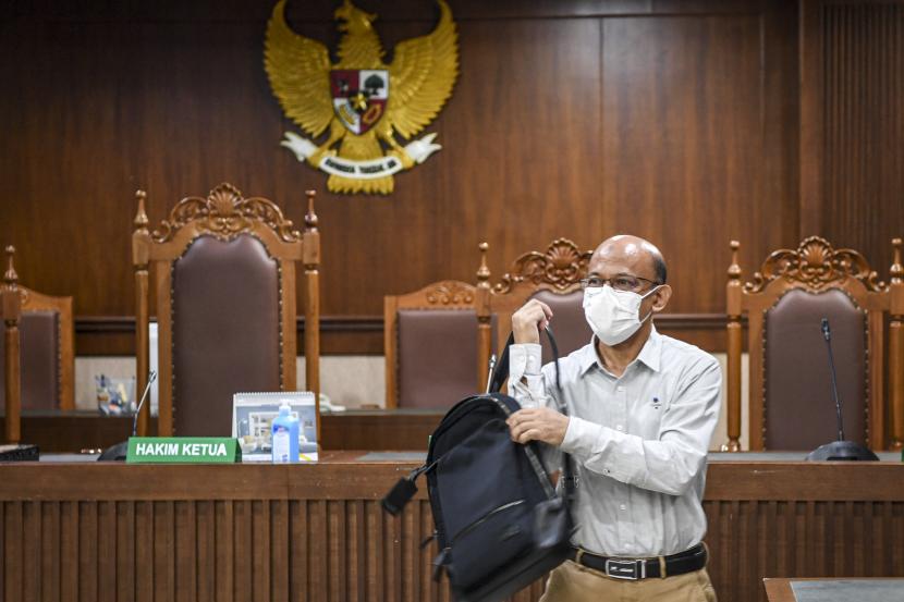 Terdakwa kasus suap pajak Wawan Ridwan berjalan meninggalkan ruangan usai menjalani sidang pembacaan tuntutan di Pengadilan Tipikor, Jakarta. Pada Senin (6/6/2022), Wawan membacakan pleidoi atas tuntutan 10 tahun penjara dari jaksa KPK. (ilustrasi)