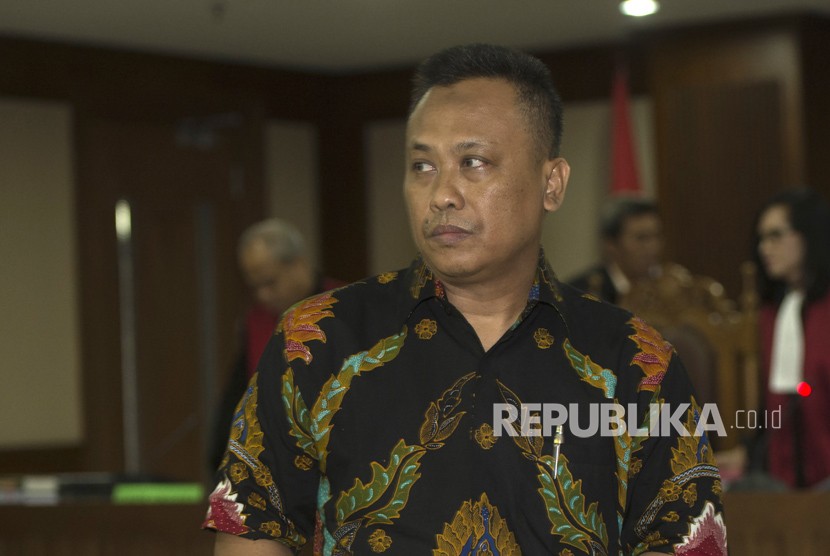 Terdakwa kasus suap panitera PN Jaksel Tarmizi, Akhmad Zaini, berjalan usai menjalani sidang tuntutan di Pengadilan Tipikor, Jakarta, Kamis (14/11).
