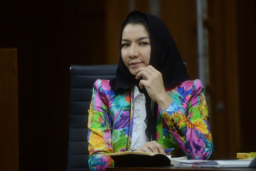 Terdakwa kasus suap pemberian izin lokasi perkebunan di Kutai Kartanegara Rita Widyasari mengikuti sidang lanjutan di Pengadilan Tipikor, Jakarta, Rabu (7/3). 