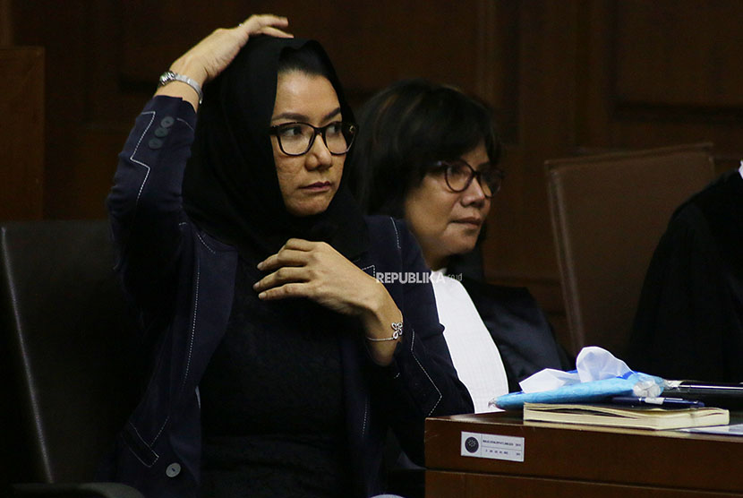Terdakwa kasus suap pemberian izin lokasi perkebunan di Kutai Kartanegara Rita Widyasari (kiri) menjalani sidang lanjutan di Pengadilan Tipikor, Jakarta, Rabu (2/5).