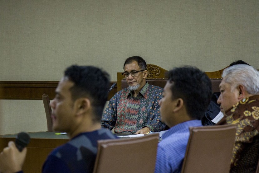 Terdakwa kasus suap pengadaan drone dan alat satellite monitoring di Bakamla Nofel Hasan (kedua kiri) mendengarkan keterangan saksi saat sidang lanjutan di Pengadilan Tipikor, Jakarta, Rabu (24/1).