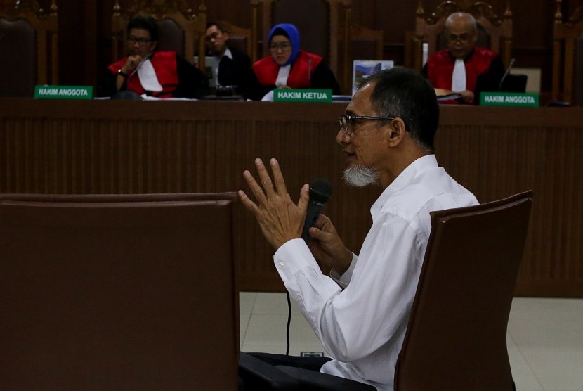Terdakwa kasus suap pengadaan drone dan alat satellite monitoring di Bakamla Nofel Hasan memberikan keterangan kepada Jaksa Penuntut Umum (JPU) saat mengikuti sidang lanjutan di Pengadilan Tipikor, Jakarta, Rabu (7/2). 