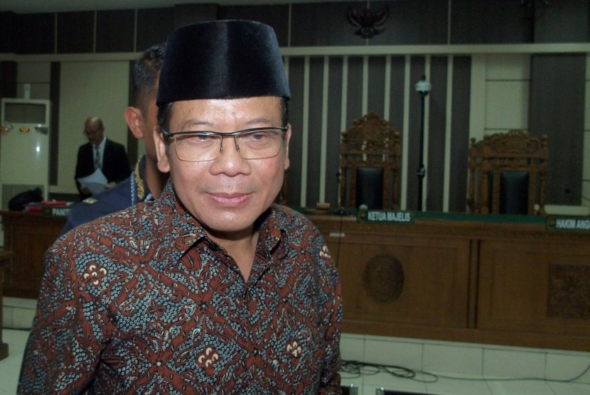 Terdakwa kasus suap pengurusan dana alokasi khusus Kab. Kebumen dan Kab. Purbalingga, Wakil Ketua DPR Taufik Kurniawan, berjalan meninggalkan ruang sidang usai menjalani sidang dengan agenda pembacaan vonis, di Pengadilan Tipikor Semarang, Jawa Tengah, Senin (15/7/2019).