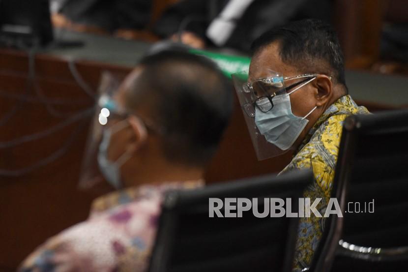 Terdakwa kasus suap pengurusan pajak Angin Prayitno Aji (kanan) dan Dadan Ramdani (kiri) menjalani sidang dengan agenda pembacaan tuntutan di Pengadilan Tipikor, Jakarta, Selasa (11/1/2022). Jaksa Penuntut Umum menuntut mantan Direktur Pemeriksaan dan Penagihan Ditjen Pajak Kemenkeu Angin Prayitno Aji sembilan tahun penjara dan denda Rp500 juta subsider enam bulan kurungan serta menuntut mantan Kepala Sub Direktorat Kerja Sama dan Dukungan Pemeriksaan Ditjen Pajak Kemenkeu Dadan Ramdani enam tahun penjara dan denda Rp350 juta subsider lima bulan kurungan. 