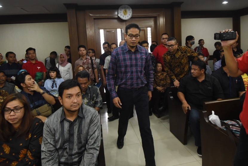 Terdakwa kasus suap pengurusan penundaan panggilan pemeriksaan terhadap Dahlan Iskan, AKBP Brotoseno, berjalan memasuki ruang sidang dengan agenda pembacaan vonis di Pengadilan Tipikor Jakarta, Rabu (14/6).