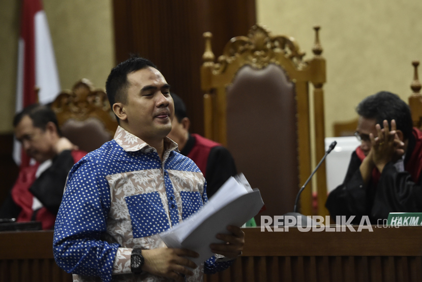 Terdakwa kasus suap penyelesaian kasus PN Jakarta Utara Saipul Jamil berjalan usai menyampaikan nota pembelaan dalam sidang pledoi di Pengadilan Tipikor, Jakarta, Rabu (26/7).