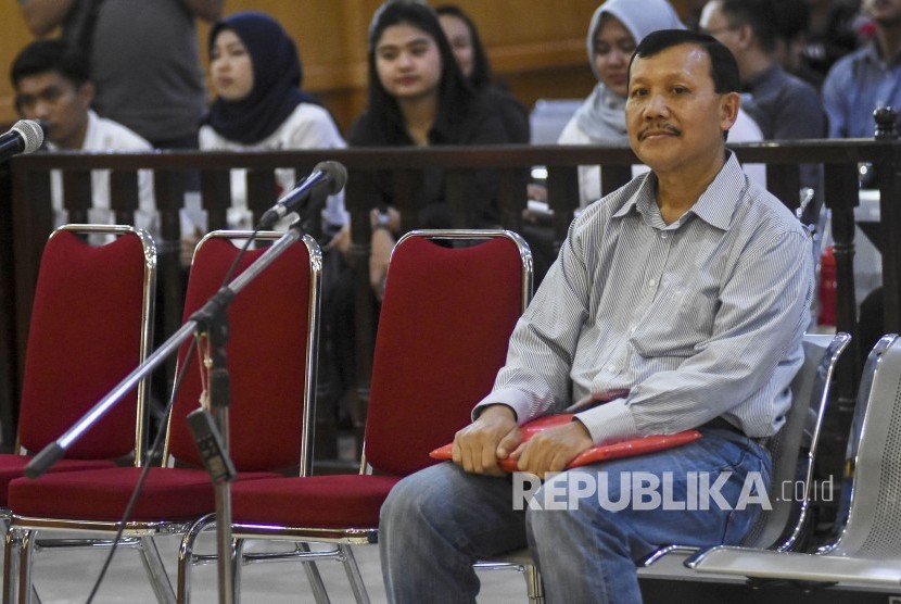 Terdakwa kasus suap perizian Meikarta yang sekaligus Sekretaris Daerah Jawa Barat Nonaktif Iwa Karniwa menghadiri sidang lanjutan dengan agenda pemeriksaan saksi di Pengadilan Tipikor Bandung, Jalan LLRE Martadinata, Kota Bandung, Senin (3/1).