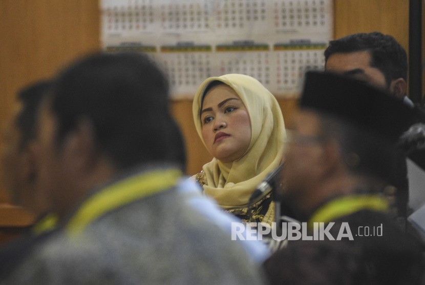 Terdakwa kasus suap perizinan proyek Meikarta, Neneng Hasanah Yasin (ketiga kiri) mendengarkan keterangan sejumlah saksi dalam sidang lanjutan di Pengadilan Tipikor Bandung, Kota Bandung, Senin (1/4).