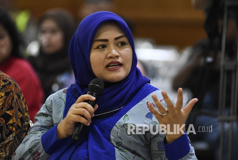 Terdakwa kasus suap perizinan proyek Meikarta, Neneng Hasanah Yasin menjawab pertanyaan Jaksa Penuntut Umum saat menjalani sidang lanjutan dengan agenda pemeriksaan terdakwa di Pengadilan Tipikor Bandung, Kota Bandung, Rabu (10/4).