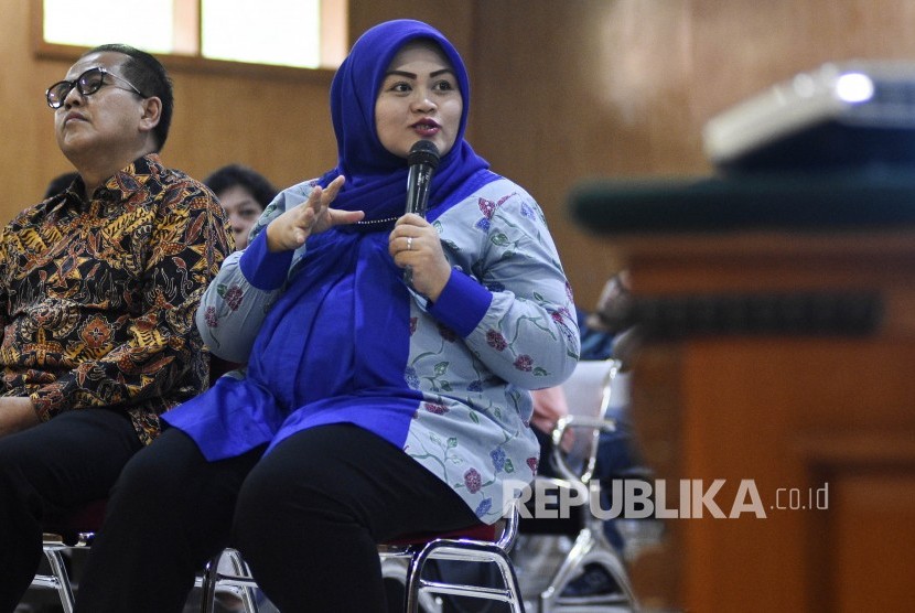 Terdakwa kasus suap perizinan proyek Meikarta, Neneng Hasanah Yasin menjawab pertanyaan Jaksa Penuntut Umum saat menjalani sidang lanjutan dengan agenda pemeriksaan terdakwa di Pengadilan Tipikor Bandung, Kota Bandung, Rabu (10/4).