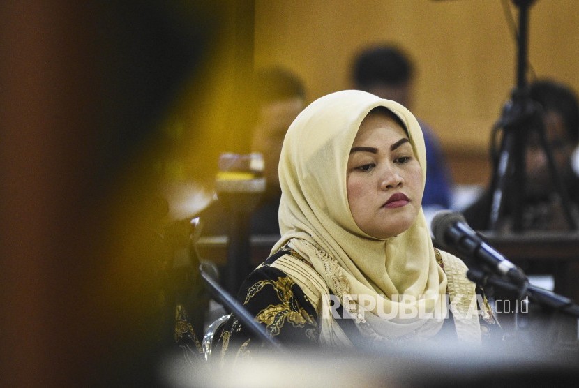 Terdakwa kasus suap perizinan proyek Meikarta Neneng Hasanah Yasin mengikuti jalannya sidang tuntutan di Pengadilan Tipikor Bandung, Kota Bandung, Rabu (8/5).