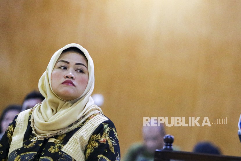 Terdakwa kasus suap perizinan proyek Meikarta Neneng Hasanah Yasin menghadiri sidang dengan agenda pembacaan vonis di Pengadilan Tipikor Bandung, Jawa Barat, Rabu (29/5/2019). 
